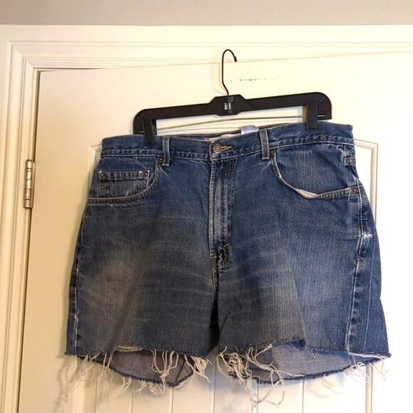 Levi's Cut Off Loose Straight 569 Jean Shorts Waist 36 Distressed - Picture 1 of 9
